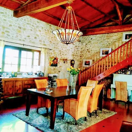 Luxe Maison á Votre Santé, In Bordeaux Wine Region Bed and breakfast